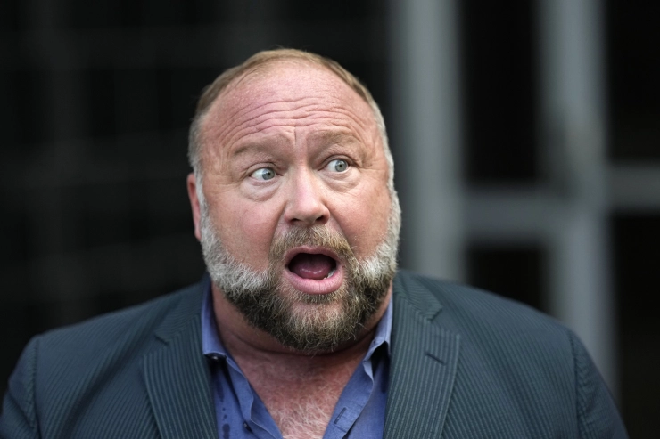 Satirische site The Onion koopt Alex Jones’ omstreden InfoWars