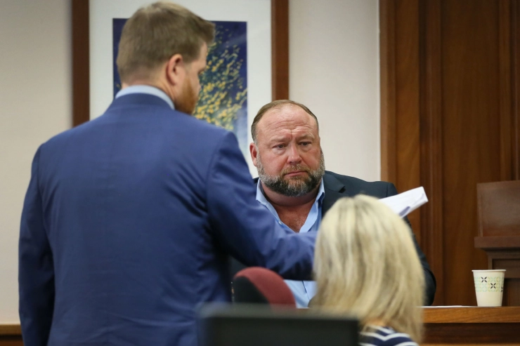 Alex Jones moet miljoenen betalen om complottheorieën Sandy Hook