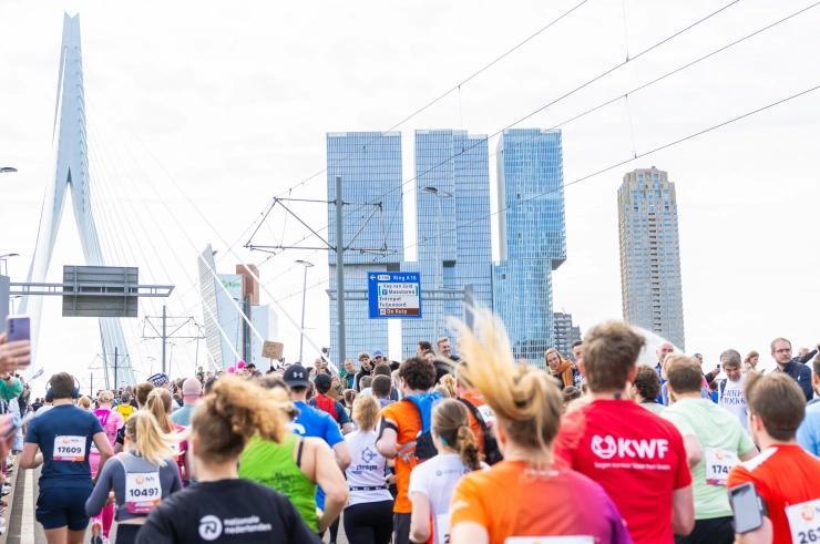 Ons Soort Mensen: er werd pittig hard (!) gerend op de Rotterdamse Marathon en waar heeft Thomas van Groningen drie kussentjes voor nodig?