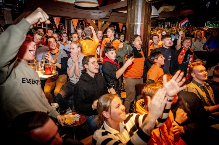 Kamermeerderheid wil dat NOS stopt met rekeningen sturen naar cafés voor uitzenden Oranje-wedstrijden