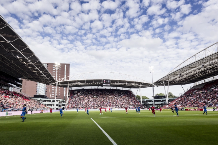 Cameraploeg RTV Utrecht belaagd bij voetbalwedstrijd
