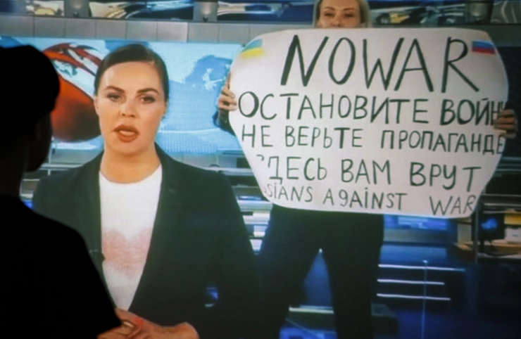 Russische journaliste die op tv protesteerde tegen oorlog in Oekraïne is niet vergiftigd