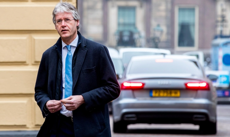 Minister Slob wil meebezuinigen bij NPO