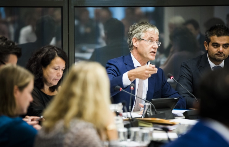 Debat over mediabeleid; minister kondigt nieuw bestel aan