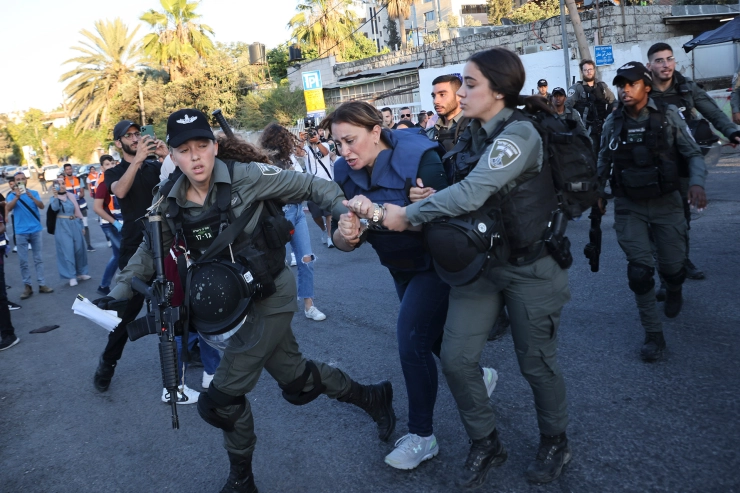 Geweld bij arrestatie Al Jazeera-journalist: hand gebroken, camera vernield