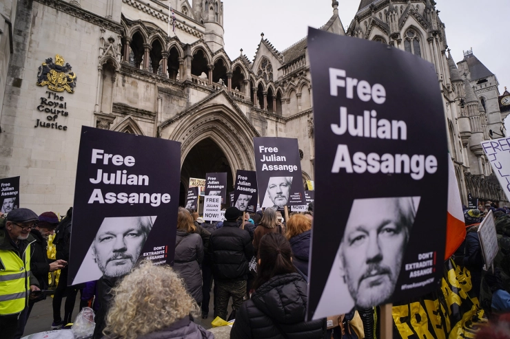 Zieke Assange niet bij zitting over zijn uitlevering
