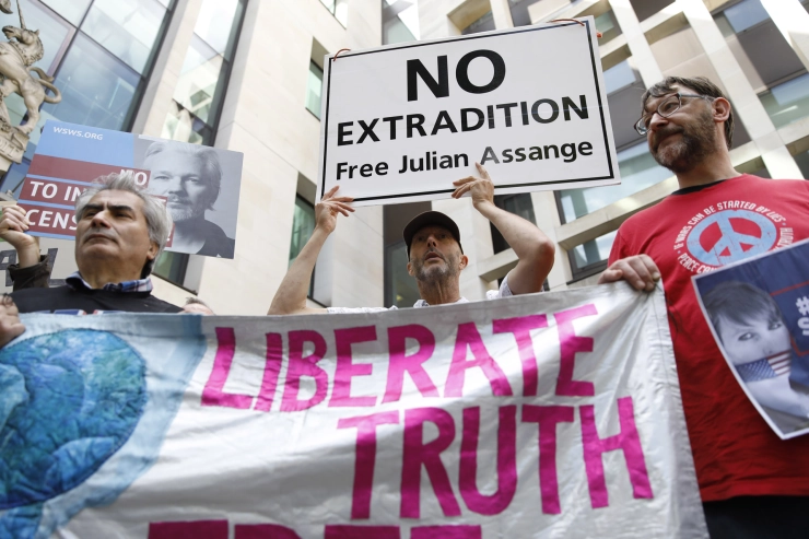 Biden blijft uitlevering Julian Assange nastreven