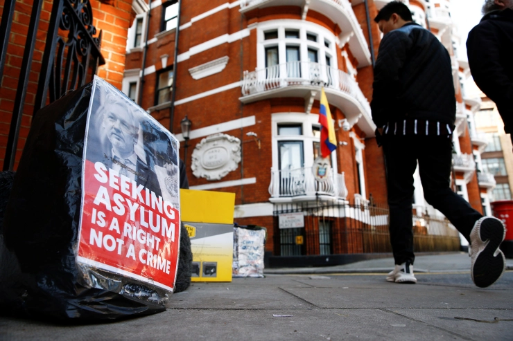 President Ecuador beschuldigt Assange van spionage vanuit ambassade