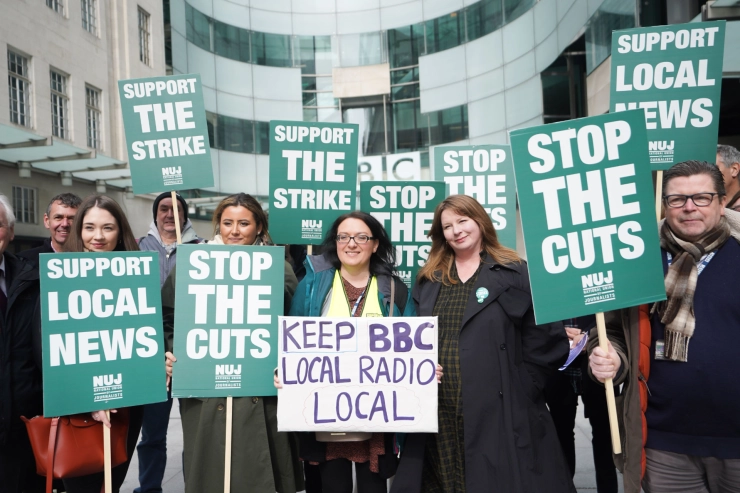BBC-journalisten staken tegen bezuinigingen lokale radio