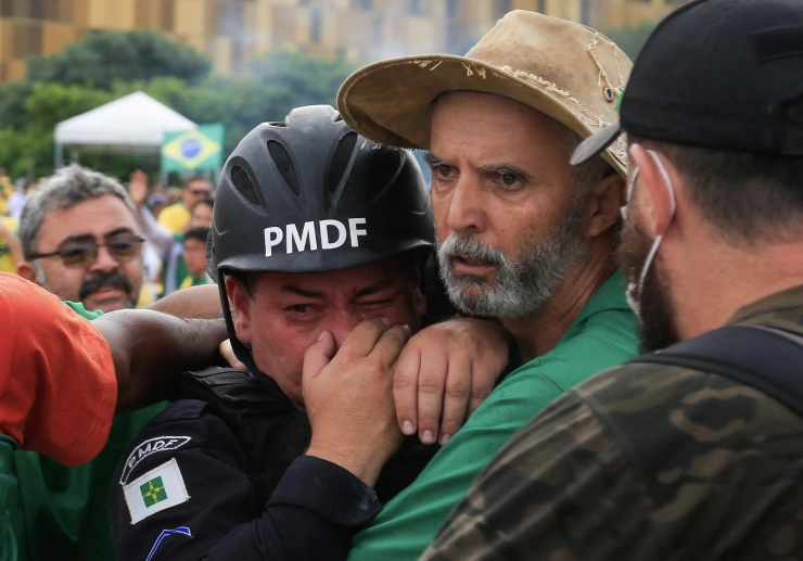 Moederbedrijf van Facebook verwijdert berichten die bestorming Braziliaanse overheidsgebouwen prijzen