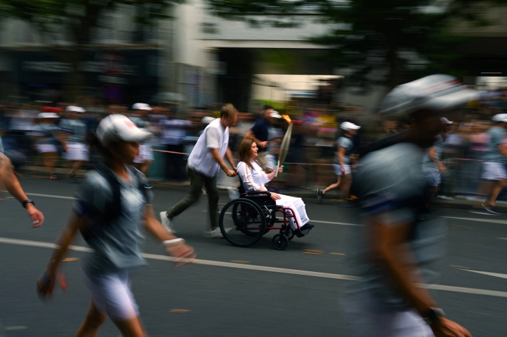 AFP-fotojournalist Christina Assi draagt Olympische vlam en eert omgekomen collega’s