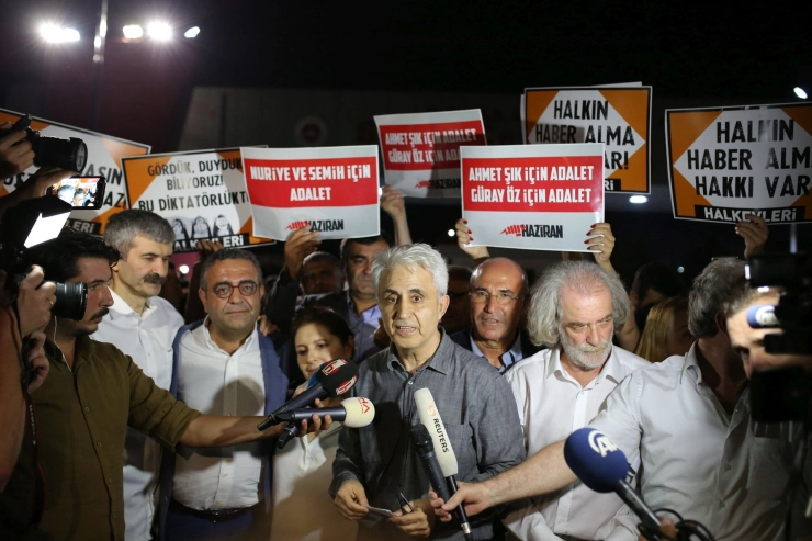 Journalisten Turkse oppositiekrant Cumhuriyet vrijgelaten