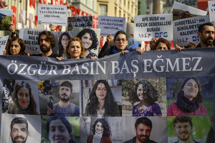 Turkse rechtbank veroordeelt acht Koerdische journalisten tot zes jaar cel