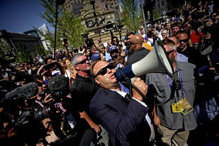 Social mediaplatformen verwijderen content van complotdenker Alex Jones