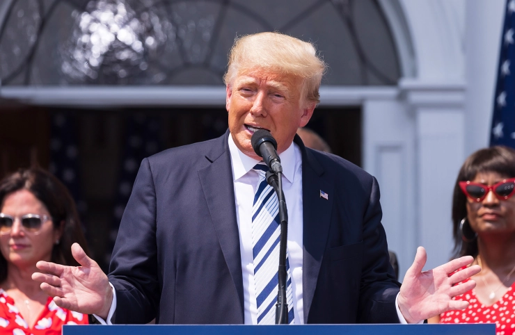 Voormalig president Trump  heropent gevecht met sociale media over zijn verbanning