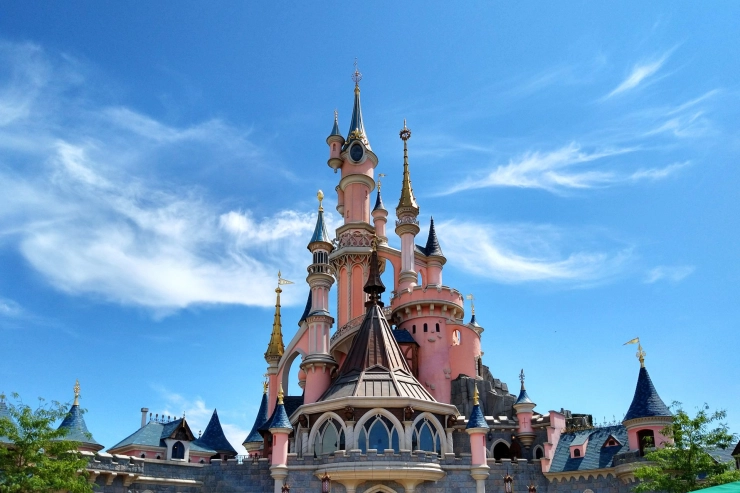Ons Soort Mensen: Aäron Loupatty en zijn handen en Maarten Steendam zat deze week in Eurodisney