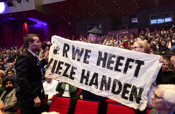 Klimaatdebat van EW meermaals onderbroken door klimaatactivisten, demonstranten zijn de zaal uitgezet