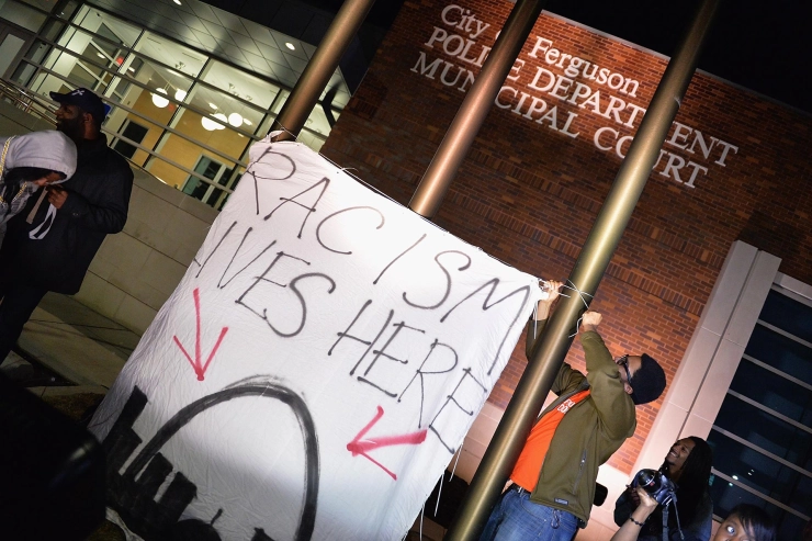 Ferguson klaagt twee journalisten aan
