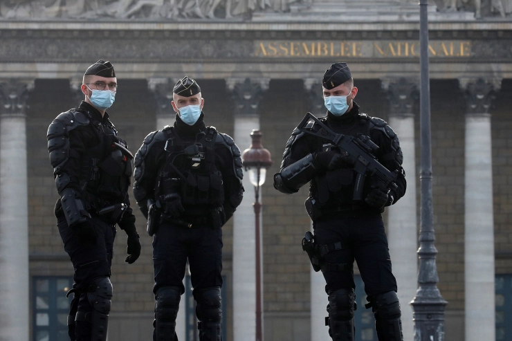 Omstreden Frans wetsvoorstel rond filmen politie soepel langs parlement