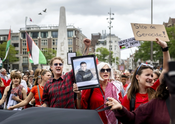 Ceremonie voor gedode journalisten in Gaza op de Dam trekt zo’n 1500 betogers