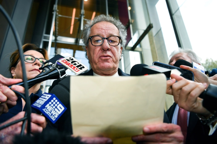 Acteur Geoffrey Rush wint smaadzaak tegen tabloid na metoo-beschuldiging