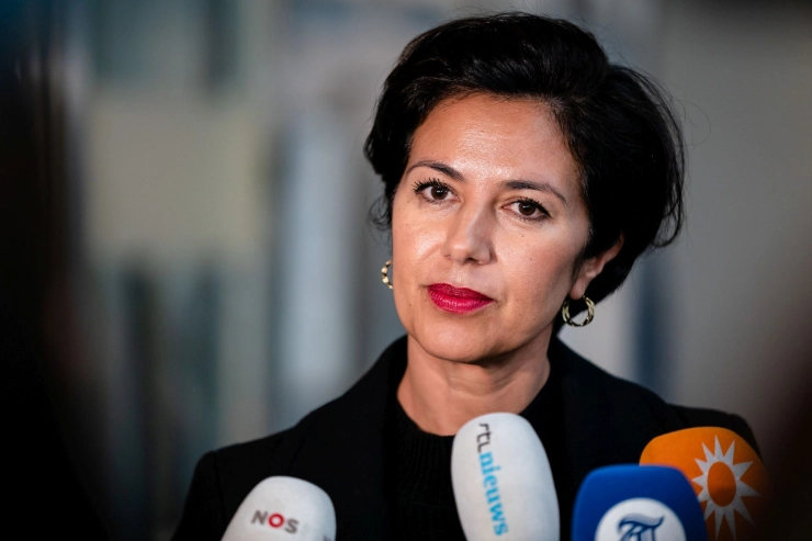 Staatssecretaris Uslu houdt vast aan verbod Russische zenders: NVJ bereidt klacht voor