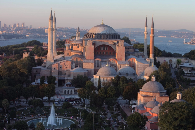 Gebouw Hürriyet bekogeld
