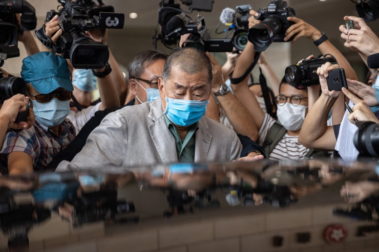 Hongkong: mediatycoon onder strikte voorwaarden op borgtocht vrij