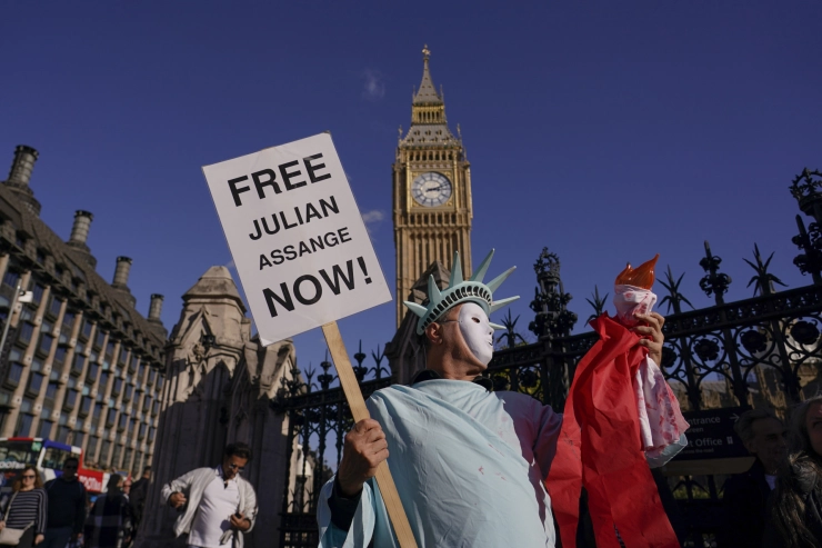 Australische parlementariërs vragen om vrijlating van Julian Assange