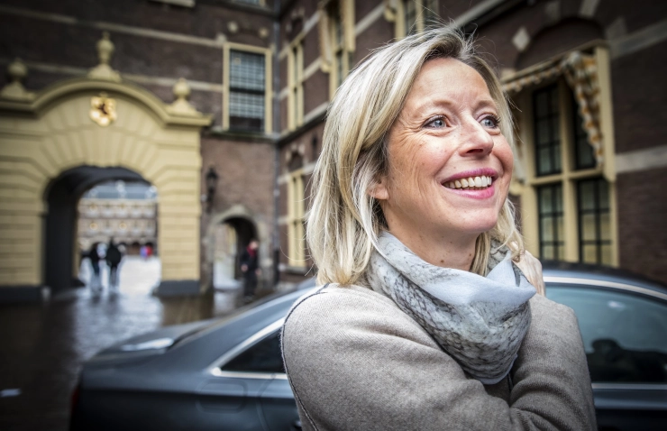 Ollongren: Geen wet voor Facebook in strijd tegen nepnieuws