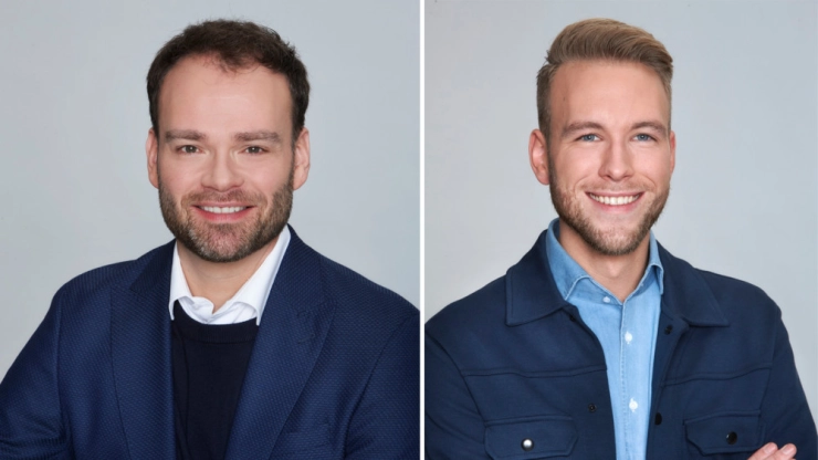 Twee mannen aan de desk bij Hart van Nederland: ‘Het wordt kloppen op de kleedkamerdeur’