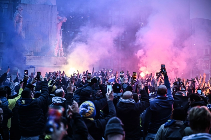 Rapport: Gemeente en politie hadden actiever kunnen communiceren over geweld in Amsterdam na Ajax - Maccabi