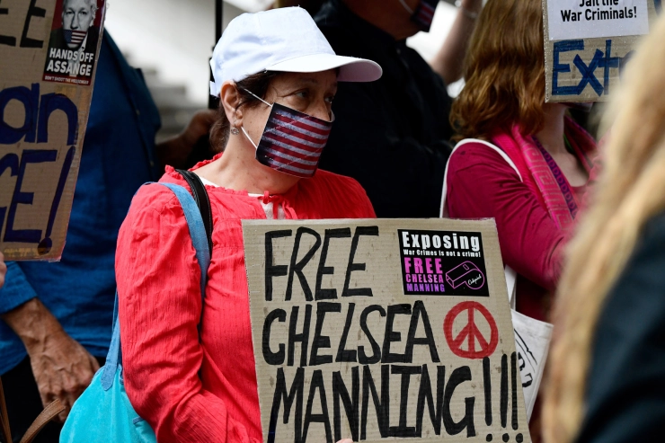 Manning weigert te getuigen tegen Assange: nog eens 400 dagen cel