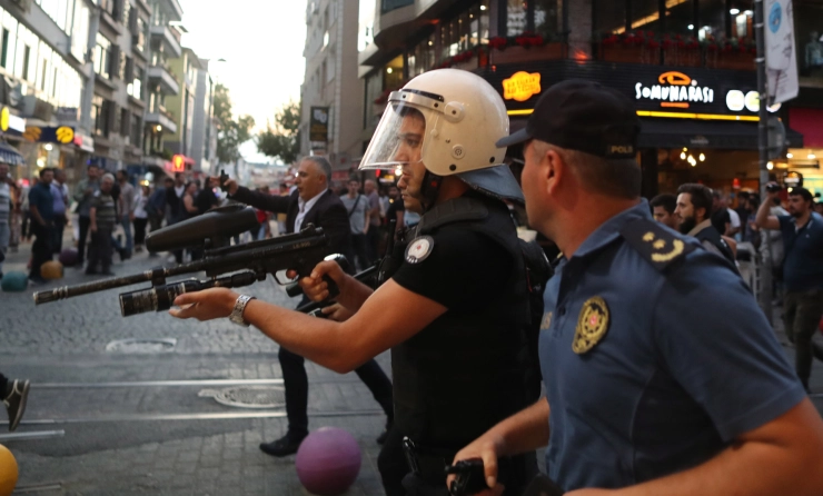 Turkije pakt zeven journalisten in week van massa-arrestaties