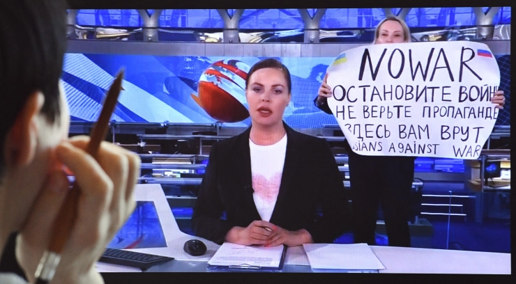 Protesterende tv-journalist Marina Ovsjannikova gevlucht uit Rusland