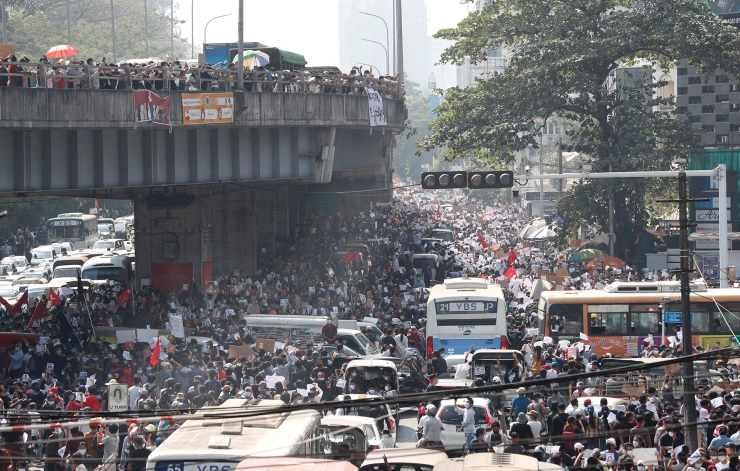 Massale demonstraties in Myanmar tegen coup: zenders en sociale media op zwart, internetverkeer hersteld