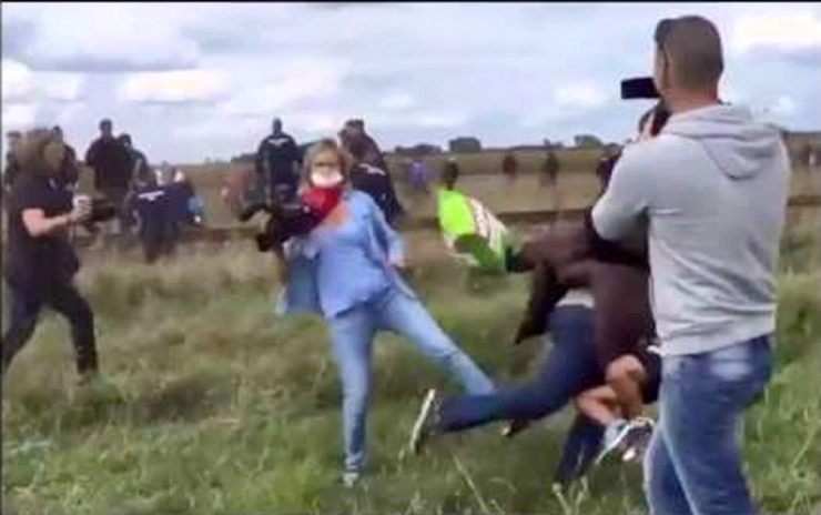 Hongaarse zender ontslaat schoppende cameravrouw