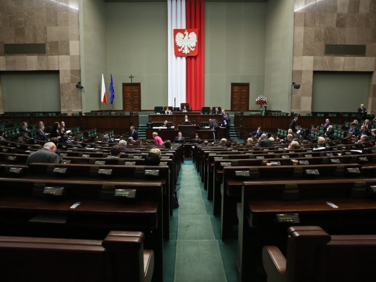 Poolse regering wil openbare omroep aan banden leggen