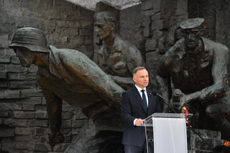 President Polen ondertekent afgezwakte wet tegen invloed Rusland