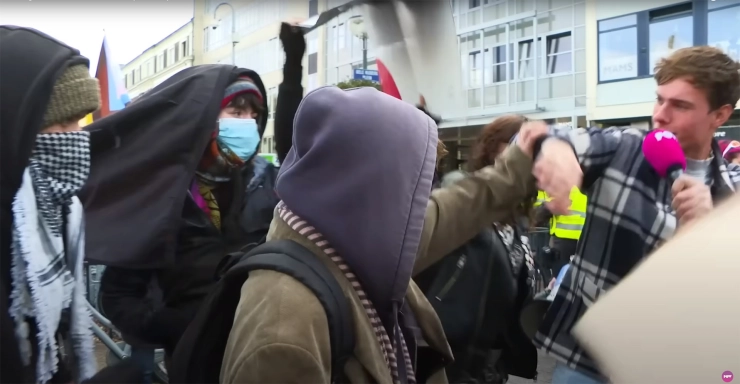 Verslaggever PowNed belaagd tijdens Antifa-demonstratie; ergernis over passieve houding politie