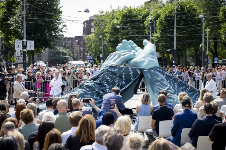 Monument ter ere van Peter R. de Vries onthuld