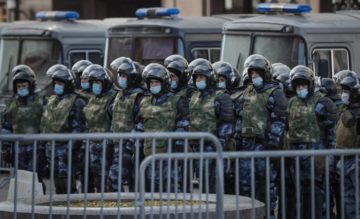 Russische politie valt woning binnen van journalist Marina Ovsjannikova