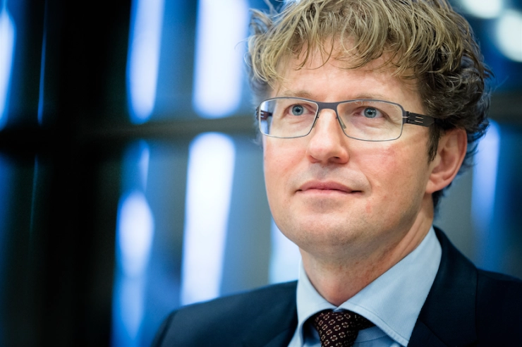 Dekker wil aanpassing procedures voor nieuwe diensten NPO