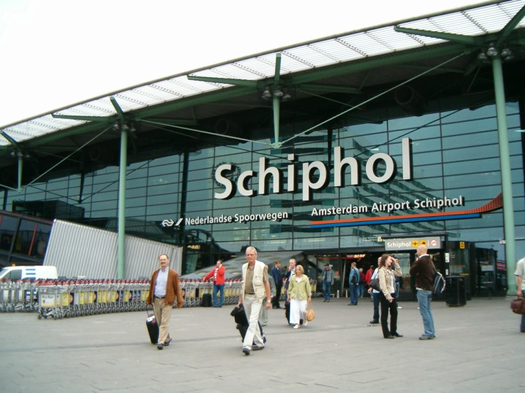 Uitgever van reismedia roept op tot overheidsingrijpen op Schiphol