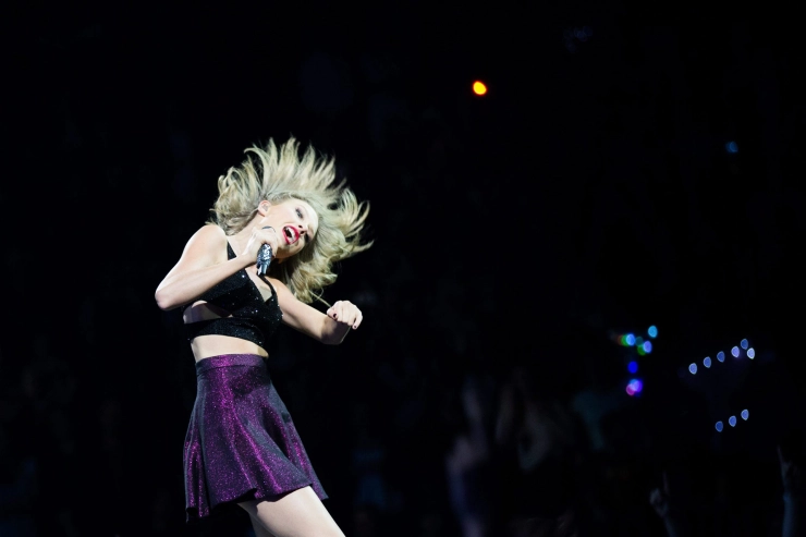 Bizar fotocontract Taylor Swift aangepast