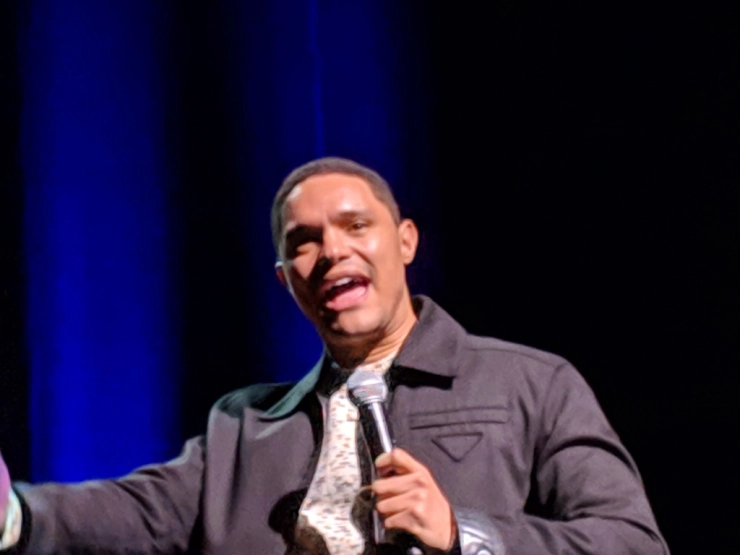 Daily Show-presentator betaalt salaris crew door