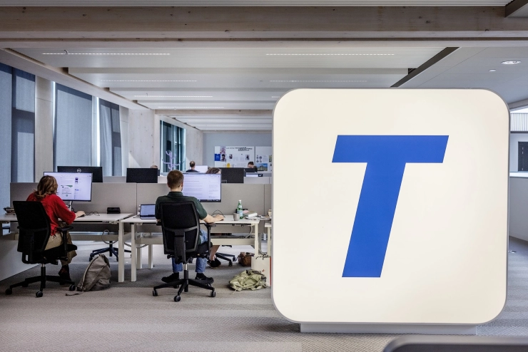 Trouw viert 25.000e editie met oud logo uit de oorlog