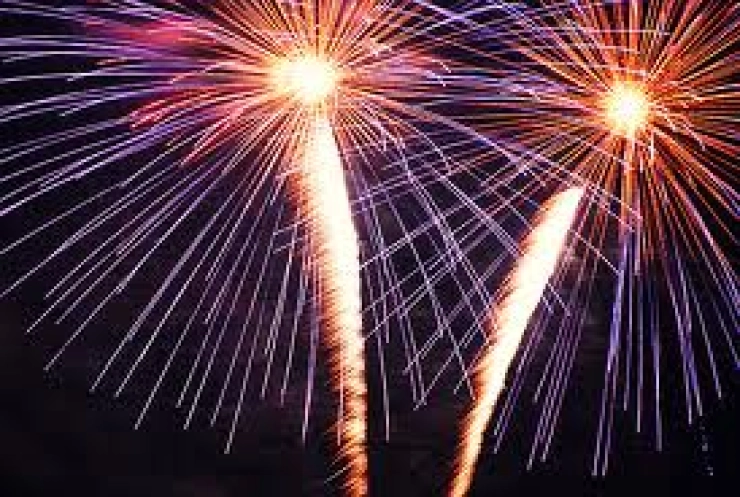 Cameraman bekogeld met zwaar vuurwerk
