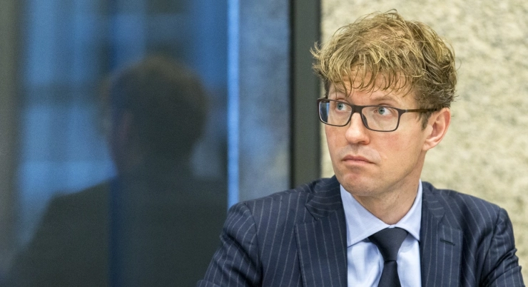 Dekker stelt bezuiniging op regionale omroep uit