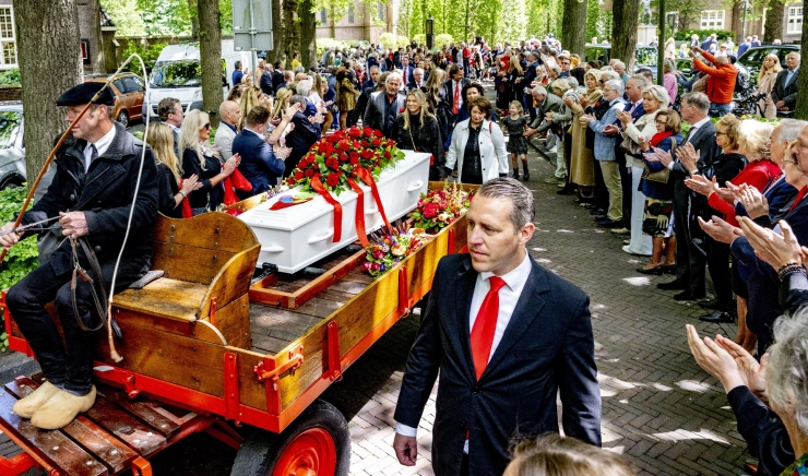 Familie en vrienden nemen afscheid van journalist Willibrord Frequin